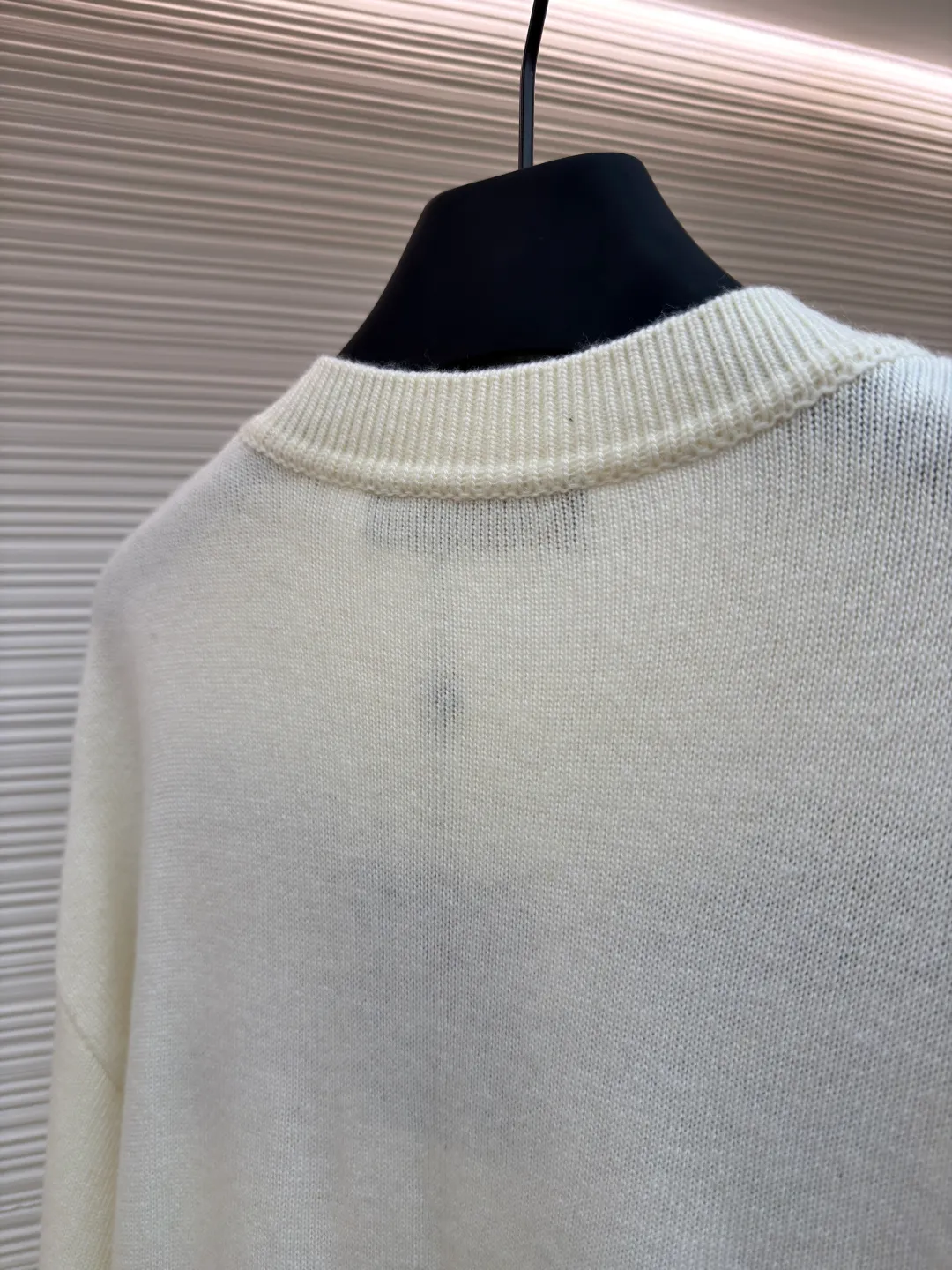 LOUIS VUITTON Portrait Grimace Jacquard Sweater ●Original version: 13100 purchase and development ●Item number: 1681807-B50 ●Fabric: wool blended fabric ●Technology: jacquard knitting ●Color: off-white ●Version: fitted version ●Weight: about 470 grams ●Size: XS-S-M-L ●Description: This human face jacquard sweater is made of 12-needle high-density worsted wool blend yarn, with a soft and crisp texture. The main face pattern uses intarsia jacquard technology, and is precisely interwoven with multi-color yarns such as black, blue, and green. There are no floating lines on the edges of the pattern, and the color levels are clear and not easy to fall off. The collar, cuffs and hem are all made of ribbed edge technology, which has excellent elasticity and will not deform after long-term wear. The seams on the body are double-needle seamed, and the details are reinforced and durable; the shoulders are made of seamless weaving technology, so there are no indentations and a better fit when worn. The overall shape is adapted to various body shapes through three-dimensional tailoring, and the manual measurement error is controlled within ±3cm, taking into account both design and practical wearability. The overall wiring is straight and delicate, the fabric is comfortable and soft, and the color is consistent without color difference. It can be matched with the same style to create a fashionable look and control various occasions. Customized accessories, complete with three standards, same style for men and women!